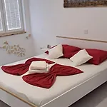 Apartament R And E