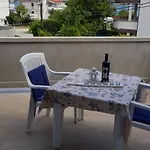 Apartament R And E