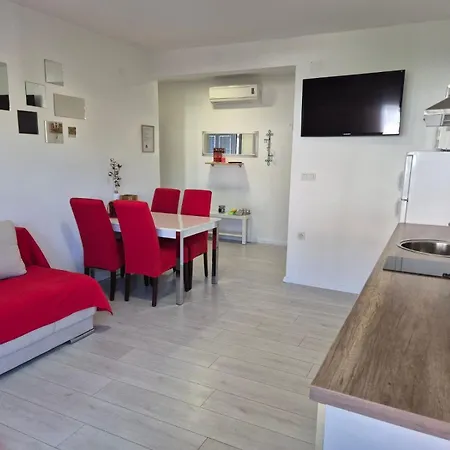 R And E Apartmán